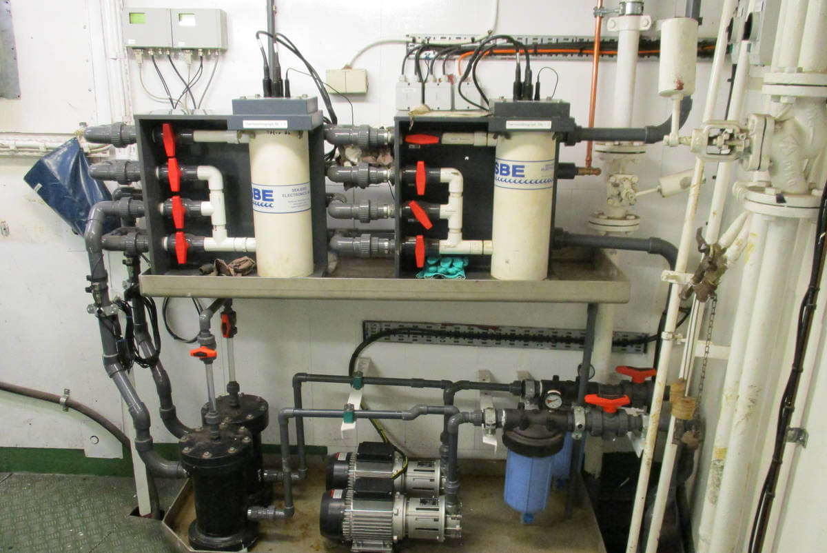 Fixed-installed KATflow 100 flow meters on board the research vessel FS METEOR.