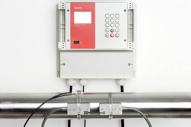Wall-mounted flow meter KATflow 150 with Pt 100 temperature sensor