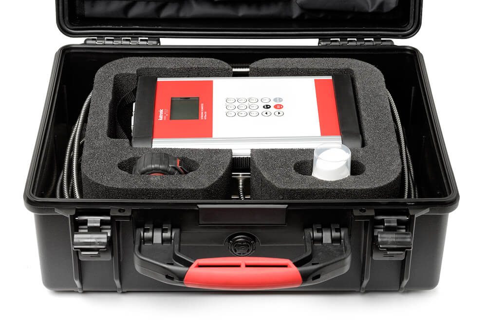 Gut verstaut lässt sich der KATflow 230-Ultraschalldurchflussmesser mit Sensoren im robusten Transportkoffer transportieren. Tragbarer Ultraschall-Durchflussmesser KATflow 230 im praktischen Transportkoffer