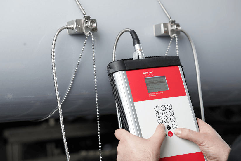The KATflow 230 clamp-on ultrasonic flow meter for temporary measurements with two measurement channels and heat quantity measurements.