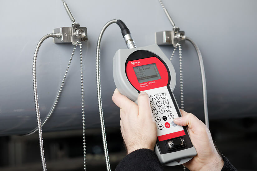 The ultrasonic flow meter KATflow 200 is a fully portable flow meter and can be operated single-handed