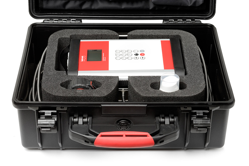 The clamp-on ultrasonic flowmeter KATflow 230 can be easily carried in a robust transport case for more convenience. Portable ultrasonic flow meter KATflow 230 in practical transport case